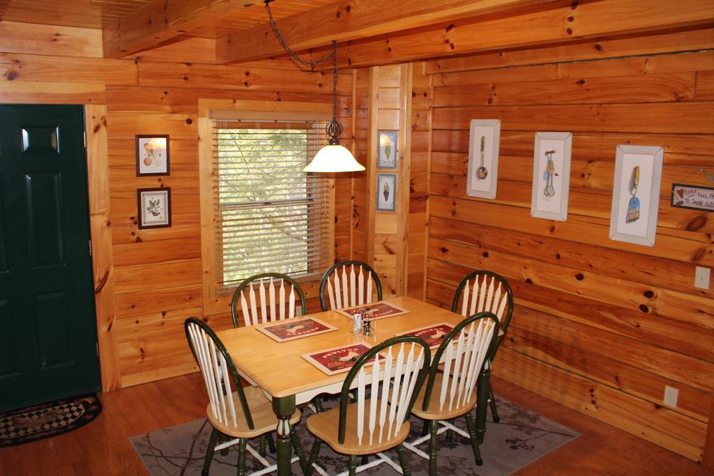 Knotty By Nature Gatlinburg Room photo